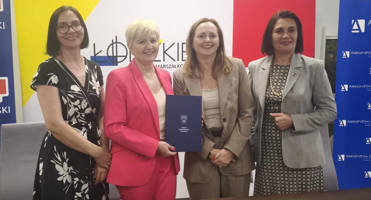 Zdjęcie pokazuje podpisanie umowy w ramach programu „Łódzkie dla zwierząt- razem przeciw bezdomności”. / fot.: Gmina Osjaków