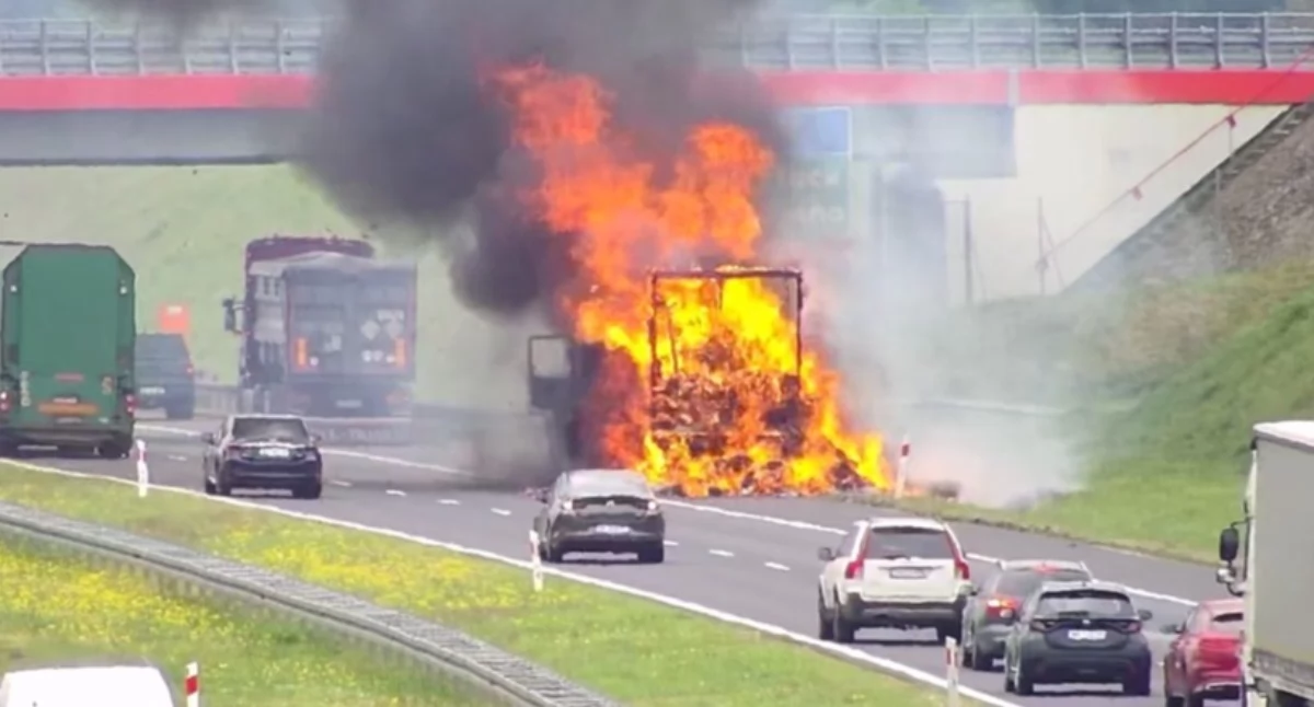 Zdjęcie pokazuje pożar naczepy na drodze A1. / fot.: GDDKiA