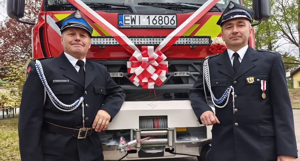 Na zdjęciu uroczystość poświęcenia nowego wozu ratowniczo-gaśniczego w OSP Załęcze Wielkie / fot.: Joanna Major