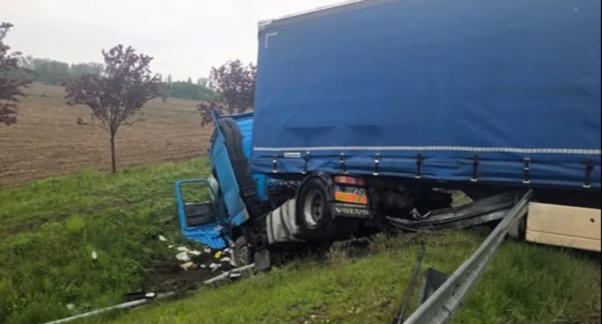 Na zdjęciu kolizja w m. Krobanów (gm. Zduńska Wola). Ciężarówka w rowie / fot. KPP w Zduńskiej Woli