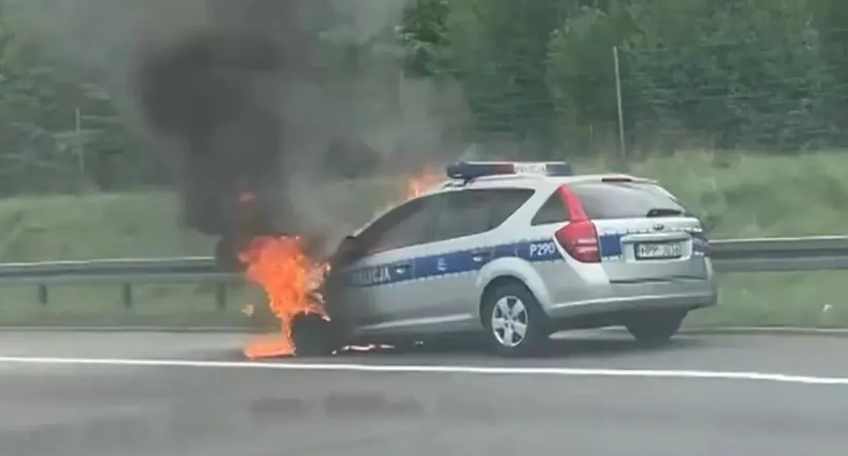 Policyjny radiowóz w ogniu / fot.: Raporty Drogowe Autostrada A1