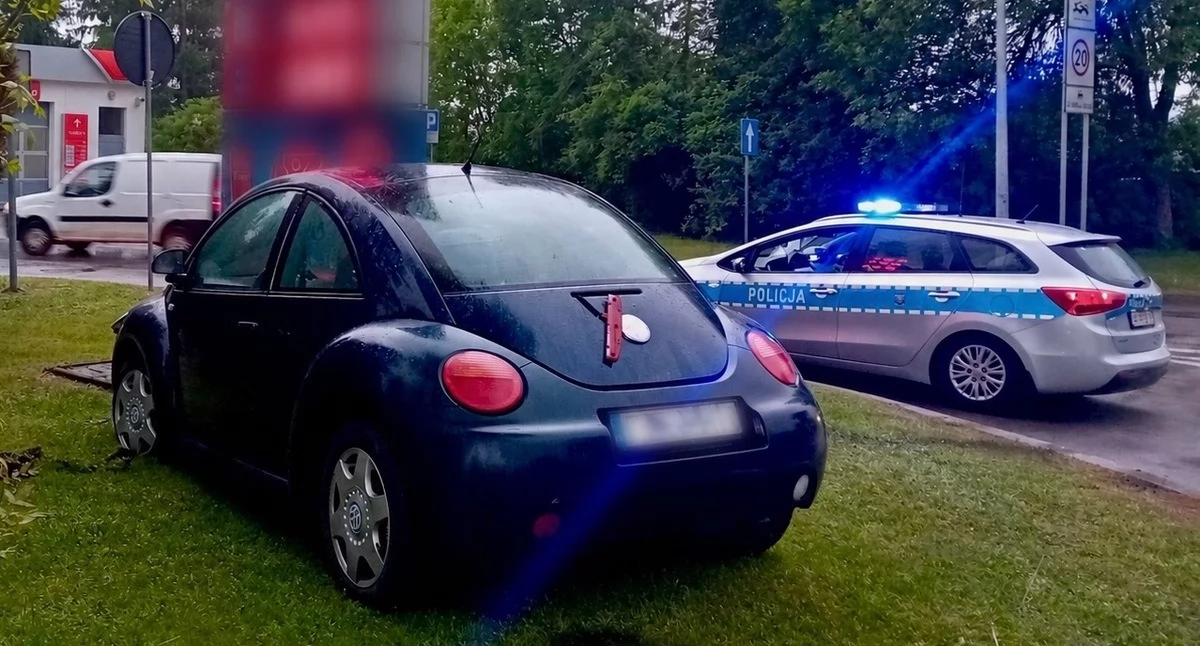 Na zdjęciu auto, które uderzyło w pylon stacji paliw / Fot. KPP Radomsko 