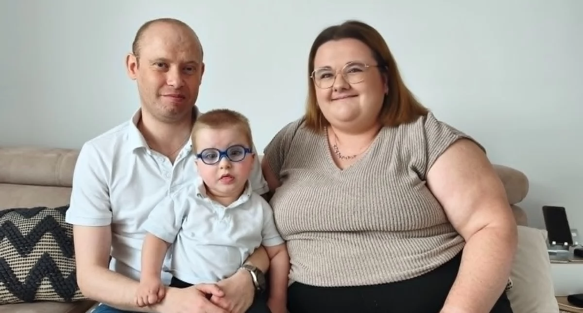 Na zdjęciu 3-letni Mikołaj Hojczyk wraz z mamą Karoliną i tatą Kamilem/fot.: Iwona Domagała