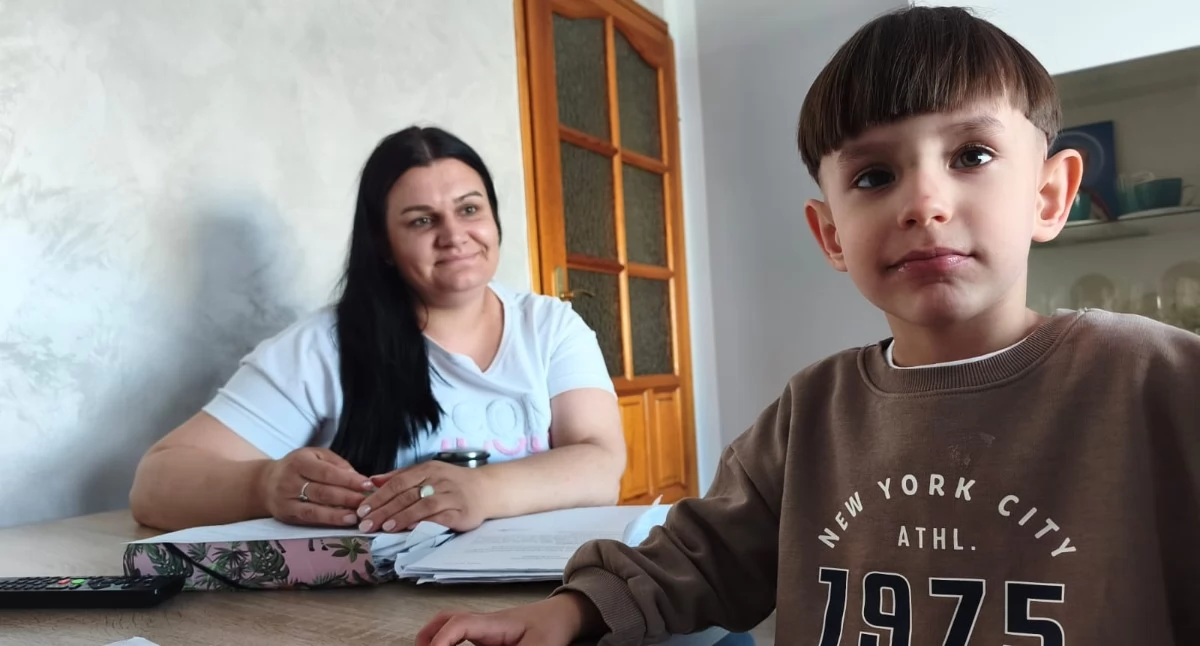 Na zdjęciu Antoś Koleśnikow z mamą Żanetą Żbik / fot.: Joanna Major
