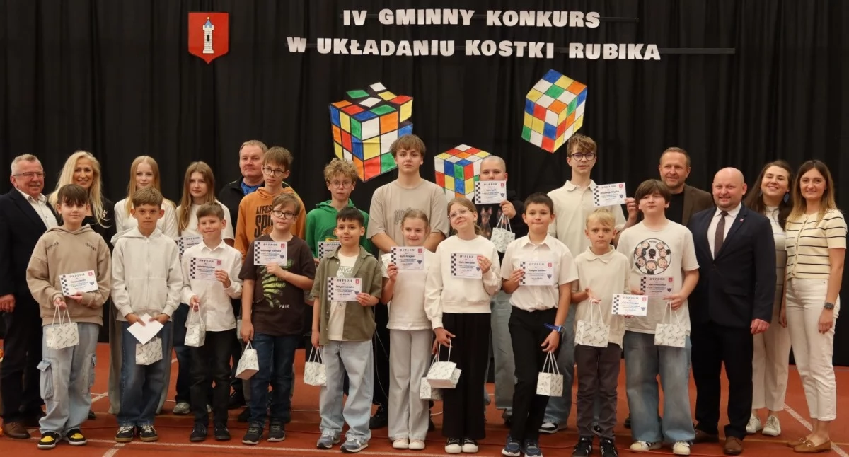 Zdjęcie pokazuje IV Gminny Konkurs w Układaniu Kostki Rubika. / Fot.: Szkoła Podstawowa im. Komisji Edukacji Narodowej w Kurowie.