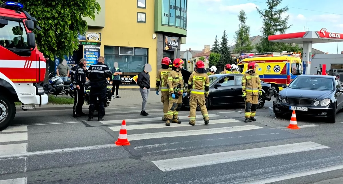 Na zdjęciu wypadek na Sieradzkiej w Wieluniu. Zderzenie dwóch aut / fot.: Sławomir Rajch