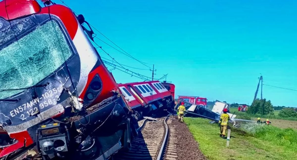 wypadki i kolizje, Pociąg wykoleił zderzeniu ciężarówką Jedna osoba żyje kraju] - zdjęcie, fotografia