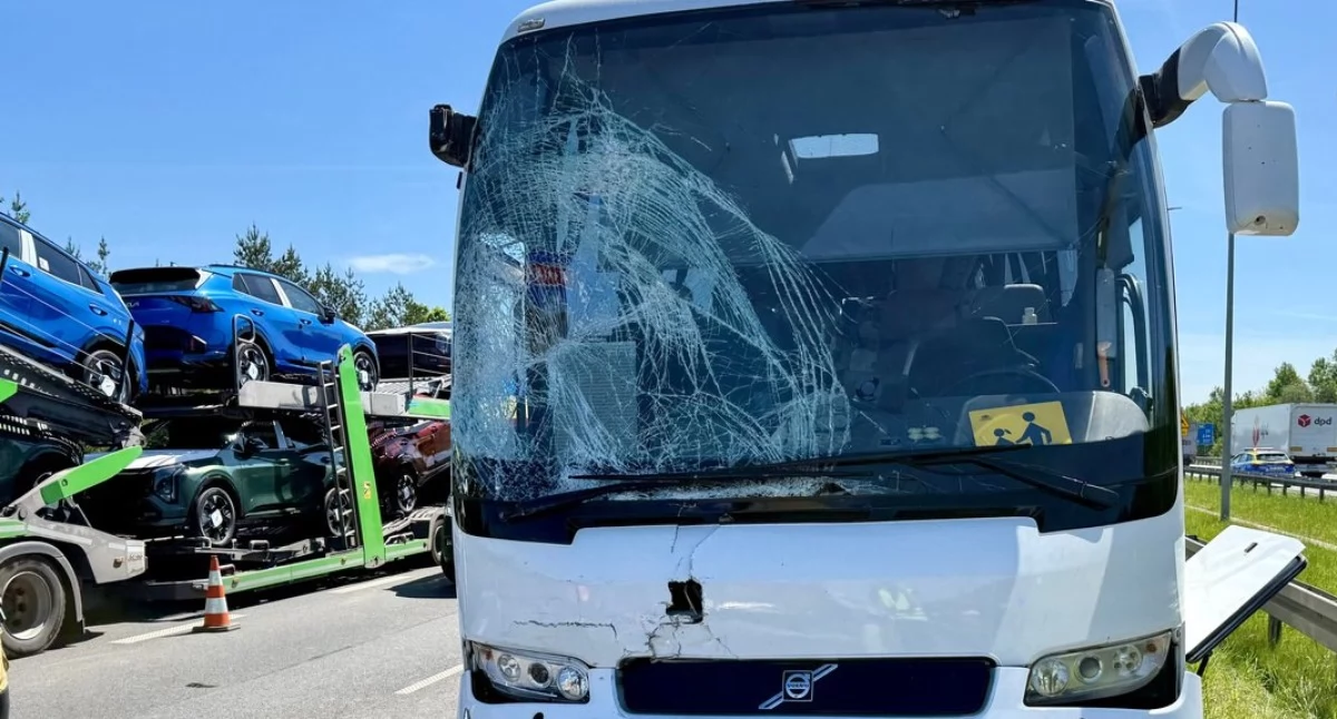 Na zdjęciu wypadek dwóch autokarów wiozących dzieci na A4 / fot.: KPP w Mysłowicach
