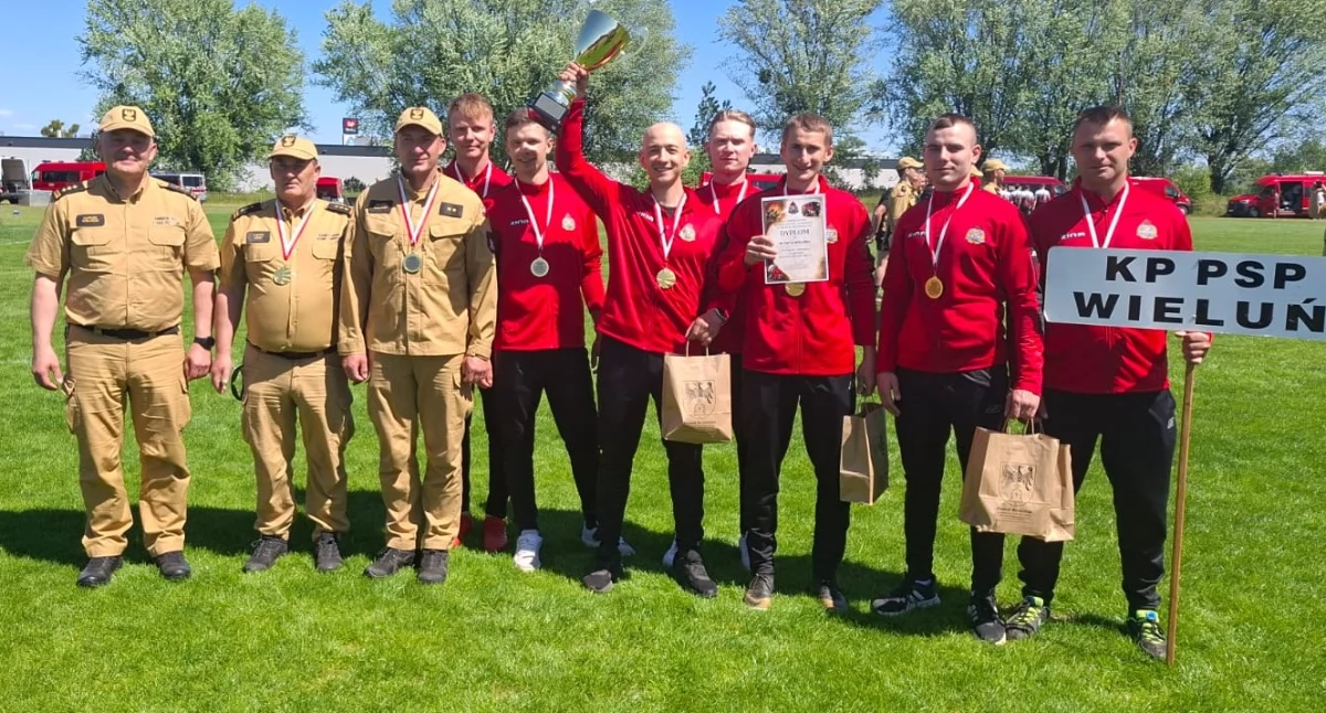 Na zdjęciach złota drużyna strażaków PSP w Wieluniu podczas Mistrzostw Województwa Łódzkiego Strażaków w sporcie pożarniczym / fot.: KP PSP Wieluń