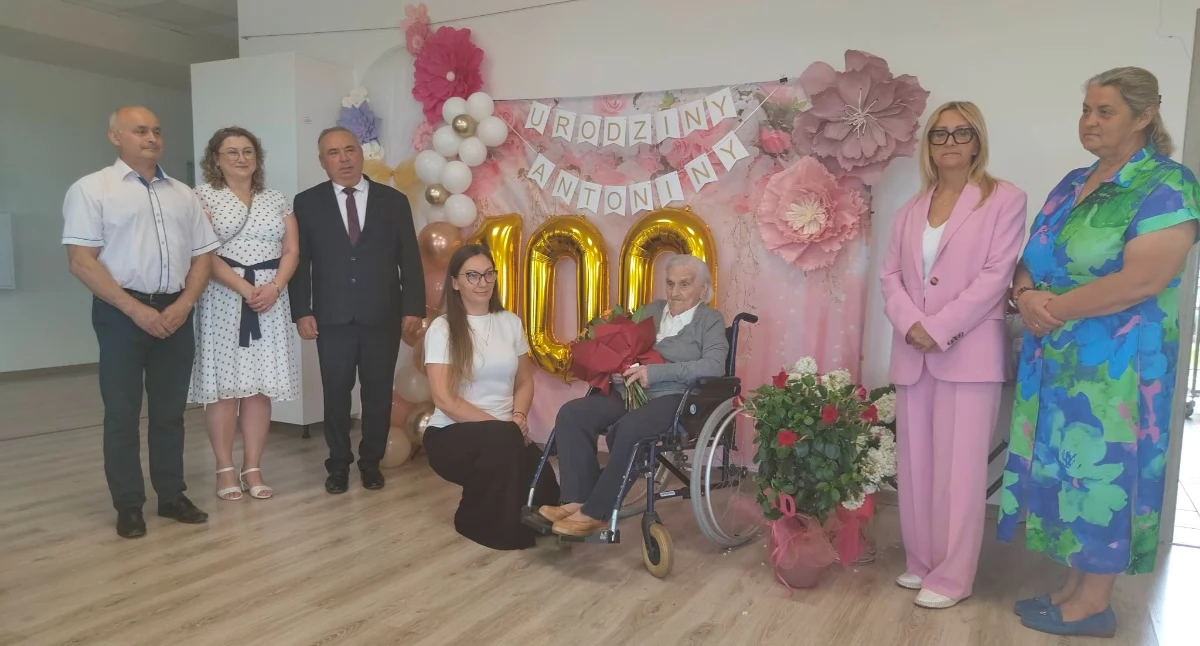 Zdjęcie z setnych urodzin Antoniny Graczyk ze Strobina/fot.: ŚDS Strobin
