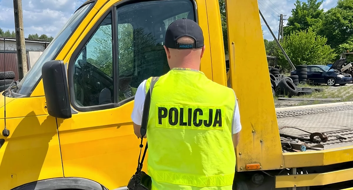 Na zdjęciu laweta, którą poruszał się kompletnie pijany 30-latek / Fot. KPP Łask