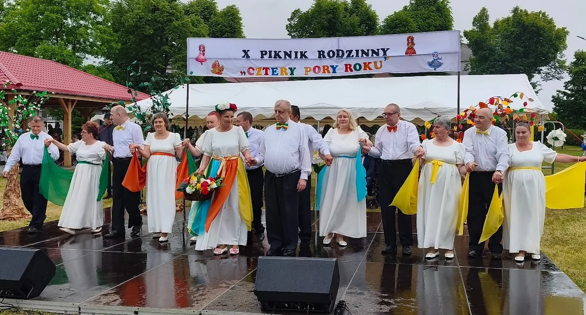 Na zdjęciu mieszkańcy Domu Pomocy Społecznej w Skrzynnie podczas X Pikniku Rodzinnego/fot.: Iwona Domagała