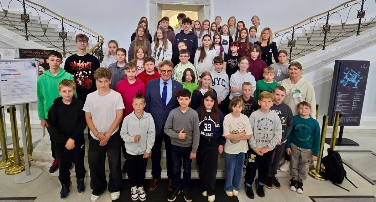 Na zdjęciu uczniowie ze szkoły w Rudzie w towarzystwie posła Krzysztofa Habury podczas wizyty w sejmie / Fot. Facebook / Szkoła Podstawowa im. Wincentego Witosa w Rudzie