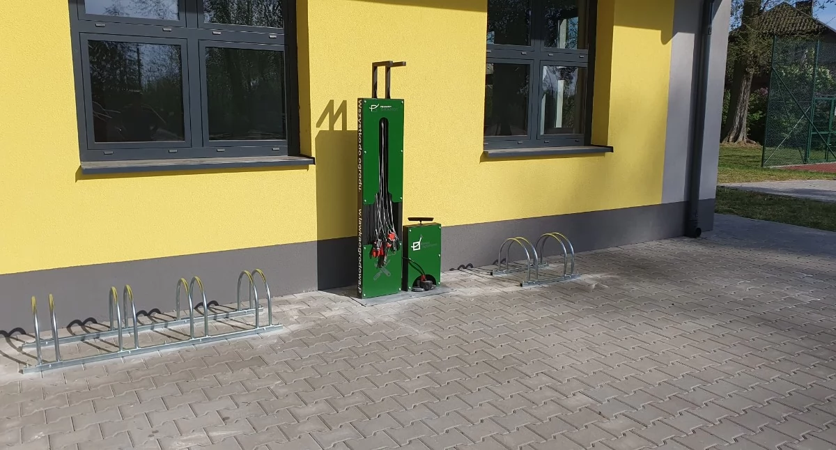 Na zdjęciu stojaki oraz stacja naprawy rowerów, które pojawiły się przy szkole w Skomlinie / Fot. Facebook / Szkoła Podstawowa w Skomlinie