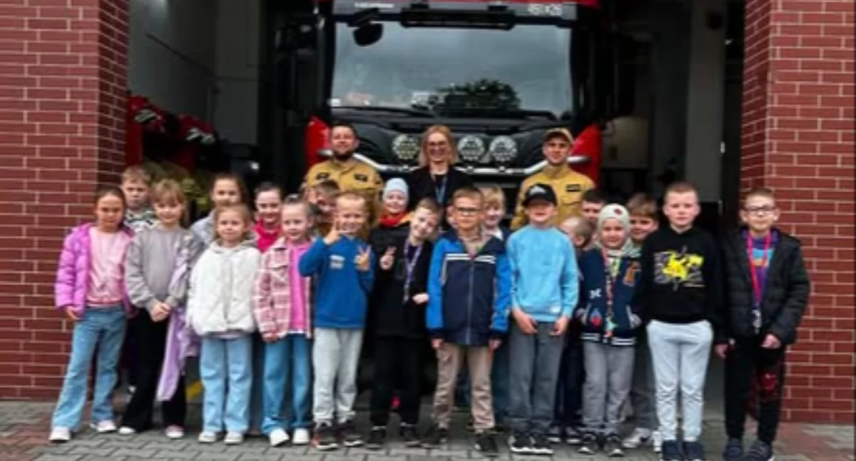 Na zdjęciu uczestnicy spotkania w Komendzie Powiatowej Państwowej Straży Pożarnej w Pajęcznie / Fot. Facebook / Szkoła Podstawowa nr 1 im. Juliana Tuwima w Pajęcznie