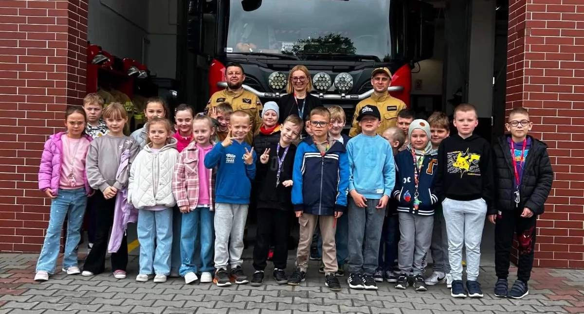 Na zdjęciu uczestnicy spotkania w Komendzie Powiatowej Państwowej Straży Pożarnej w Pajęcznie / Fot. Facebook / Szkoła Podstawowa nr 1 im. Juliana Tuwima w Pajęcznie