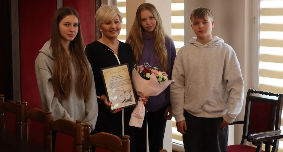 Na zdjęciu delegacja uczniów szkoły z Osjakowa oraz burmistrz Renata Kostrzycka / Fot. Facebook / Gmina Osjaków