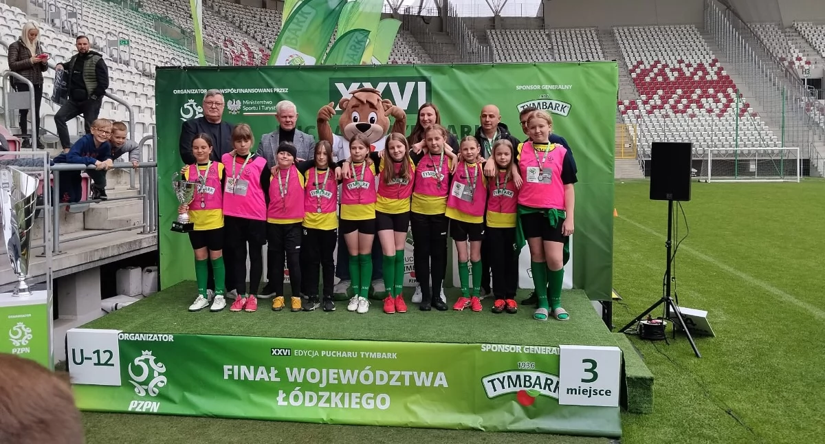 Na zdjęciu drużyna dziewcząt do lat 12, która zajęła trzecie miejsce w wojewódzkim finale / Fot. Facebook / Gmina Osjaków