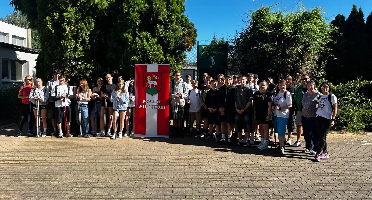 nordic walking, Promocja aktywnego trybu życia możliwość poznania swojej okolicy uczniowie Wielunia wzięli udział marszu nordic walking - zdjęcie, fotografia
