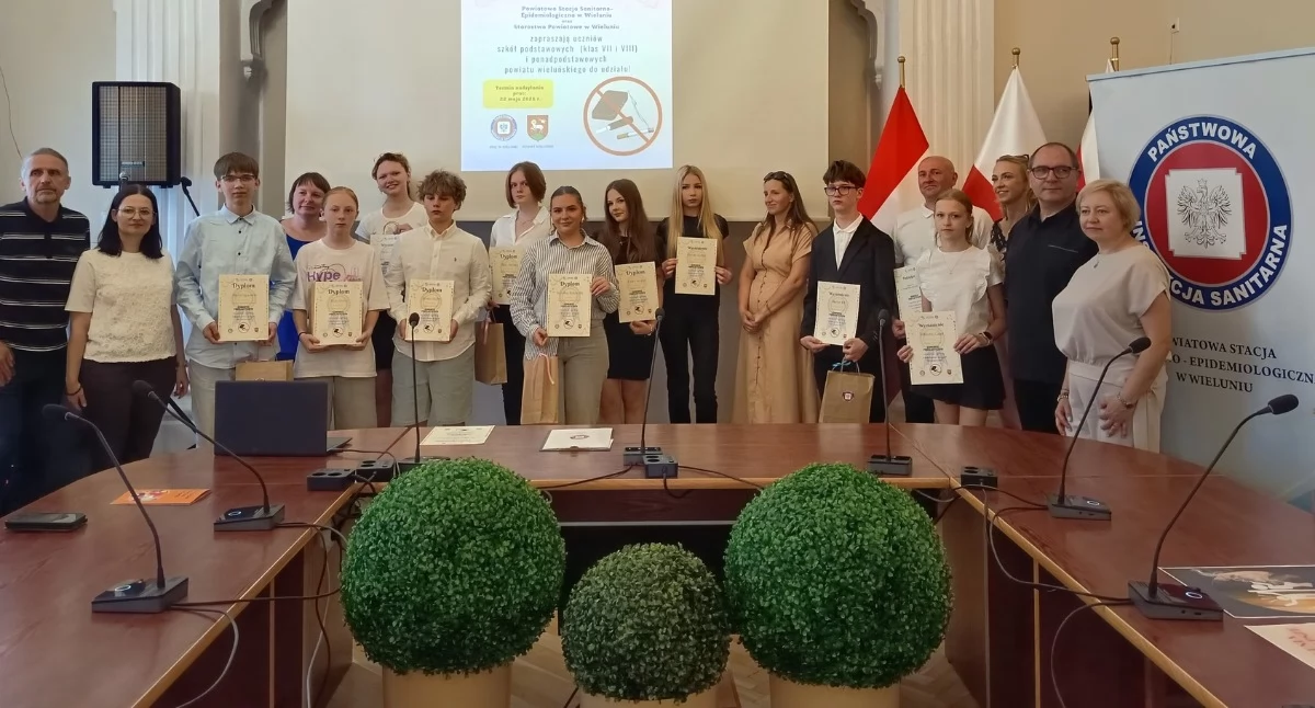 Na zdjęciu laureaci konkursu / Fot. Facebook / Powiatowa Stacja Sanitarno-Epidemiologiczna w Wieluniu