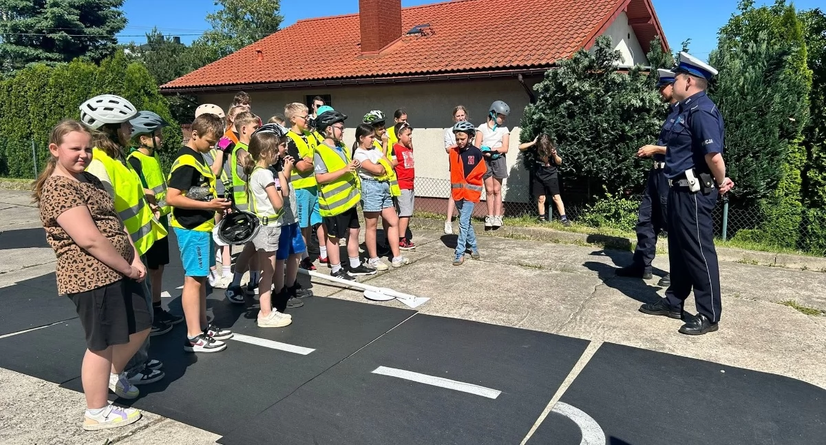 Na zdjęciu uczniowie szkoły w Rudzie, którzy zdobyli kartę rowerową / Fot. Facebook / Szkoła Podstawowa im. Wincentego Witosa w Rudzie