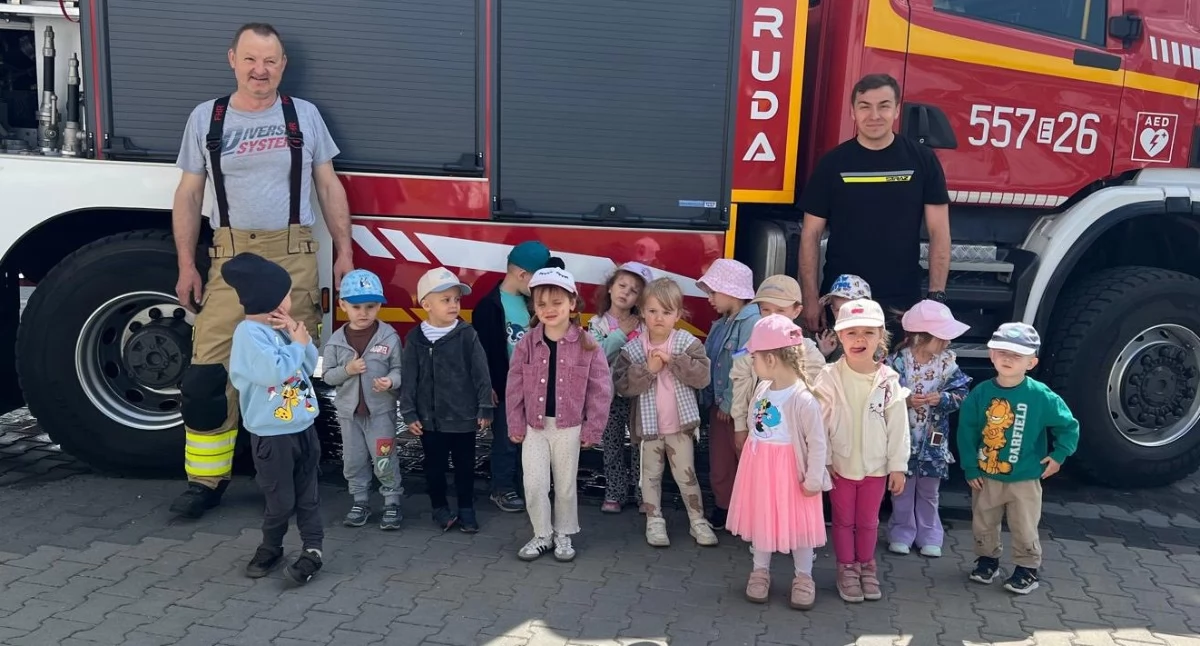 Na zdjęciu przedszkolaki ze szkoły w Rudzie podczas wizyty w siedzibie miejscowej OSP / Fot. Facebook / Szkoła Podstawowa im. Wincentego Witosa w Rudzie