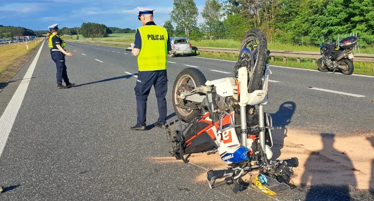 Na zdjęciu wypadek na S8 w m. Nowy Ochędzyn, gm. Sokolniki, pow. wieruszowski. Motocyklista uderzył w auto / fot.: KPP w Wieruszowie
