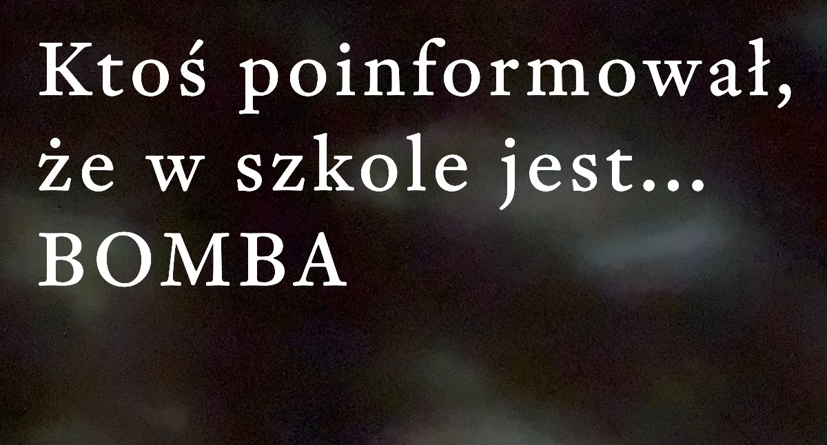 służby w akcji, Alarm bombowy szkole Bełchatowie Policja sprawdziła placówkę - zdjęcie, fotografia