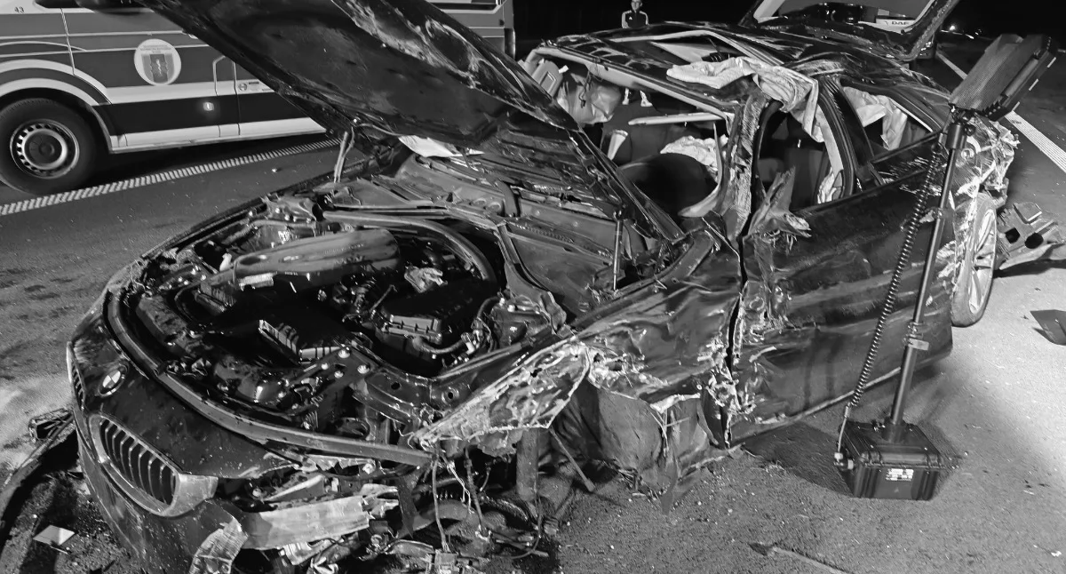 Na zdjęciu BMW, które dachowało / Fot. Facebook / Ochotnicza Straż Pożarna w Kaniej Górze