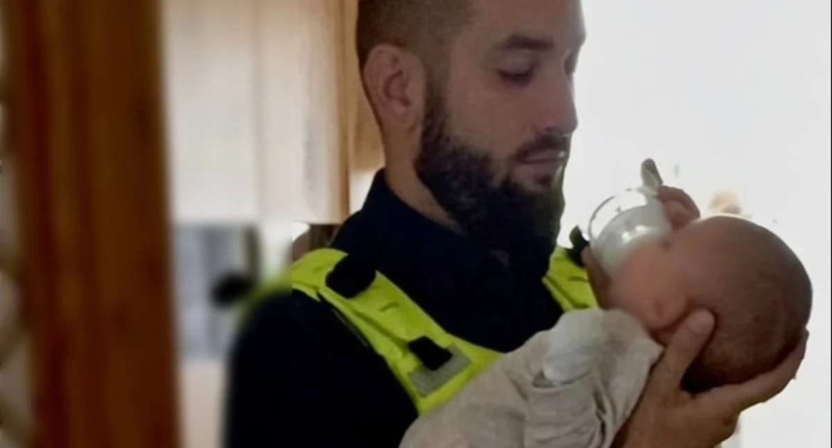 Na zdjęciu jeden z policjantów, który zaopiekował się małym dzieckiem w trakcie interwencji / Fot. KPP Radomsko 