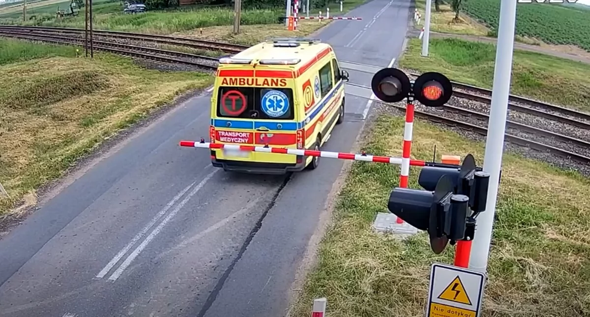 Na zdjęciu karetka, której kierowca wjechał za rogatki przejazdu kolejowego / Fot. Facebook / Polskie Linie Kolejowe S.A.