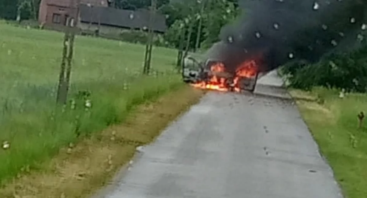 Na zdjęciu pojazd, który zapalił się w trakcie jazdy / Fot. Facebook / OSP KSRG Wielgomłyny