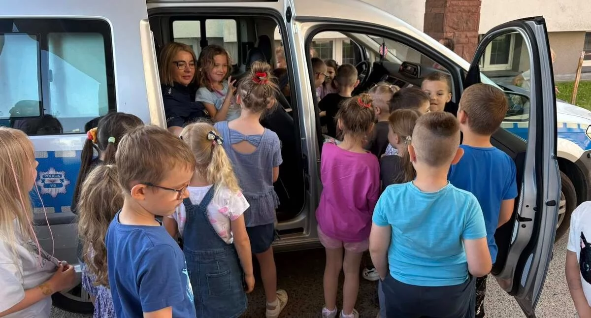 Na zdjęciu fragment wizyty przedszkolaków w sieradzkiej komendzie policji / Fot. KPP Sieradz