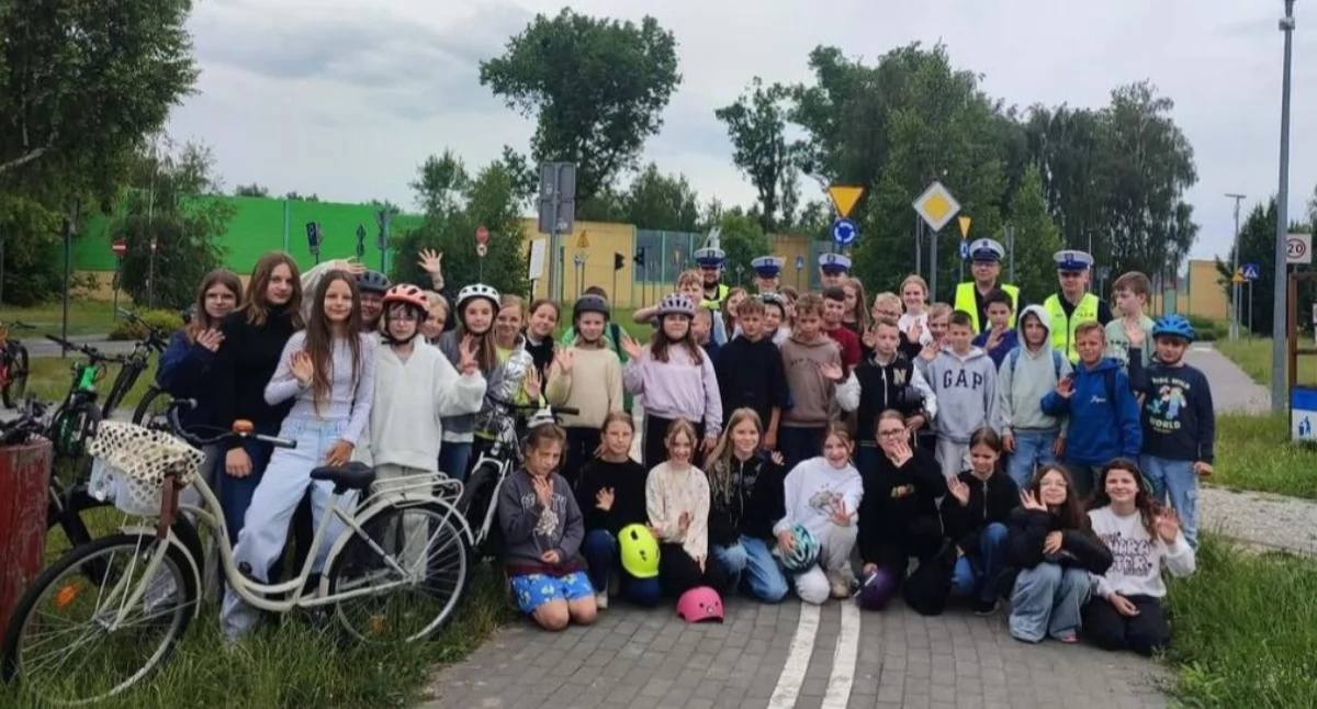 Na zdjęciu uczniowie, którzy pozytywnie zdali egzamin na kartę rowerową / Fot. KPP Wieruszów