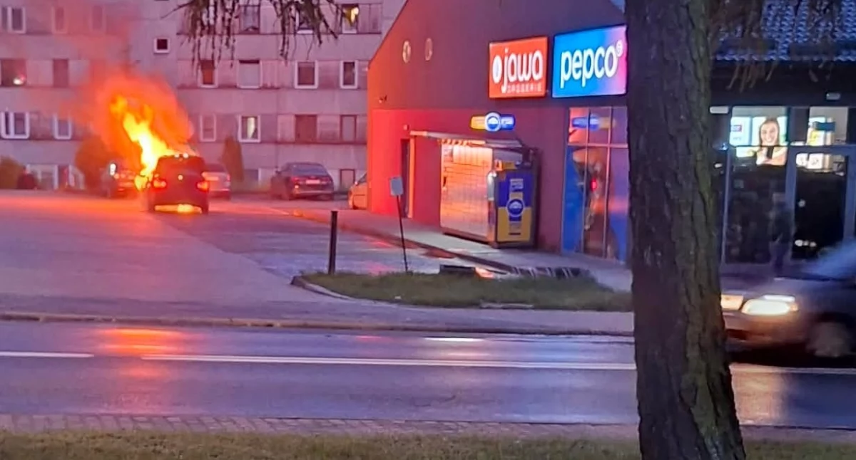 Zdjęcia z akcjo gaszenia płonącego samochodu w Działoszynie / fot.: Krzysztof Bularz 