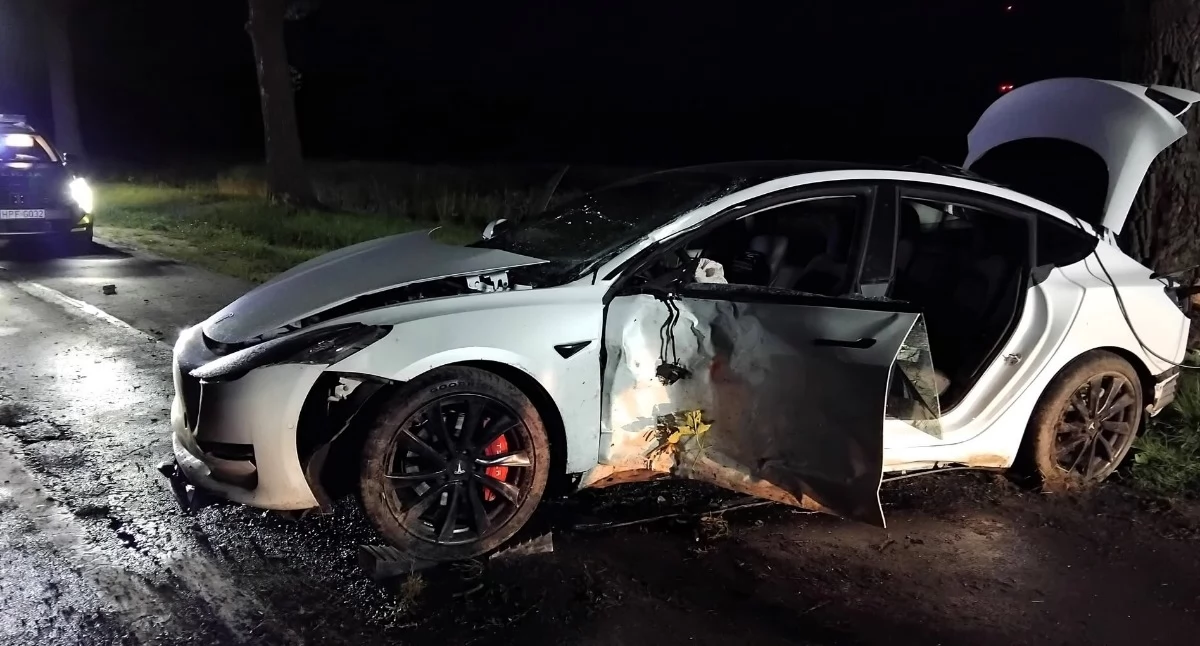 Zdjęcia z wypadku samochodu osobowego Tesla w Sędziejowicach / fot.: KPP Łask