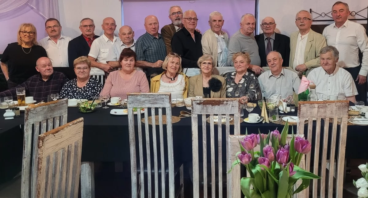 Zebrani na spotkaniu. Stoją od lewej: Bożena Podedworna, Zygmunt Stochniałek, Marek Głuszek, Czesław Załęski, Jan Raducki, Ireneusz Zgondek, Stanisław Kleszcz, Hieronim Kucharski, Ryszard Nieroda, Jan Gmyrek , Grzegorz Saganowski, Aleksander Owczarek. Siedzą od lewej: Jerzy Więcek, Lidia Raducka (Bura), Halina Groszek (Włodarczyk), Danuta Cichawa, Henryka Przesmycka, Dorota Wiatr, Andrzej Zgondek, Czesław Muszyński.