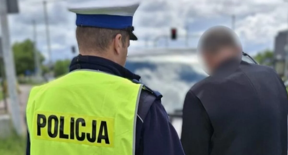 Na zdjęciu 51-latek, który po pijaku kierował karawanem, wiozącym trumnę z ciałem człowieka / fot.: KMP Częstochowa