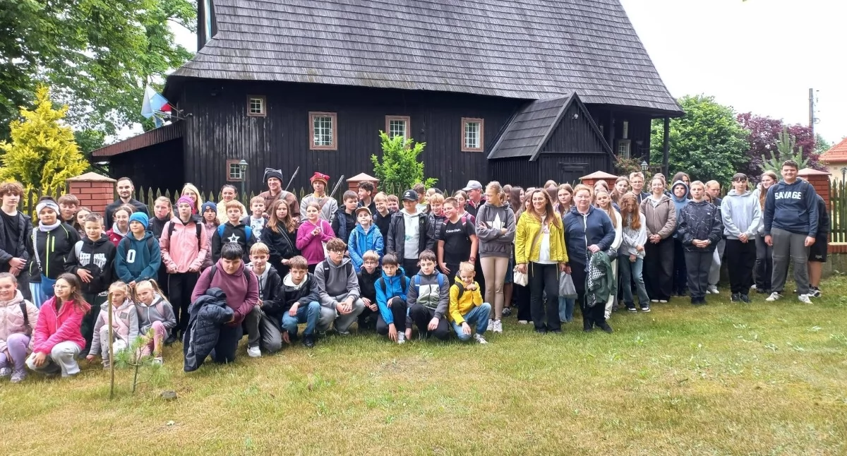 Zdjęcie pokazuje marsz z okazji 163 lecia powstania styczniowego. / Fot.: Zespół Szkół w Walichnowach 