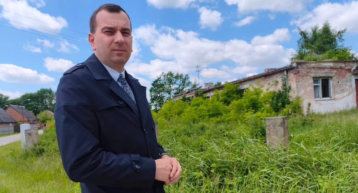 Na zdjęciu Kamil Ceglarek, wójt gminy Siemkowice, oprowadza reporterkę portalu kulisy.net po ruinach szkoły w Laskach. Tu powstanie Gminne Centrum Ochrony Przyrody / fot.: Joanna Major