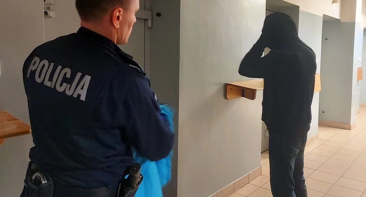poszukiwani i zaginieni, Przed policją schował szafie Zdradziły stopy - zdjęcie, fotografia