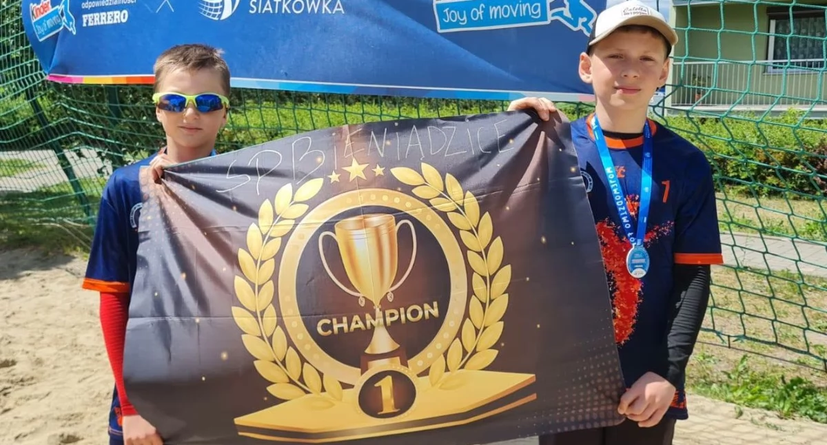 Na zdjęciu zwycięski duet ze szkoły w Bieniądzicach - Jakub Jasicki i Kuba Kowalski / Fot. Facebook / Szkoła Podstawowa w Bieniądzicach im. Władysława Bełzy