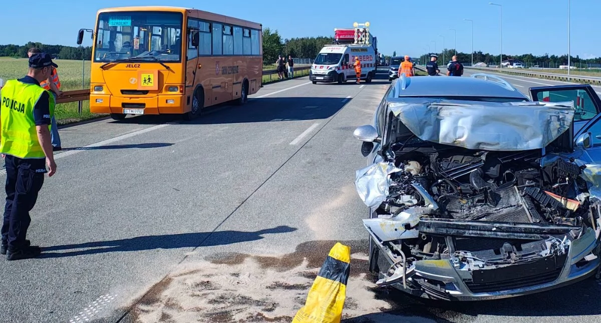 Na zdjęciu miejsce wypadku na trasie S8 / Fot. Facebook / Komenda Powiatowa Policji w Tomaszowie Mazowieckim