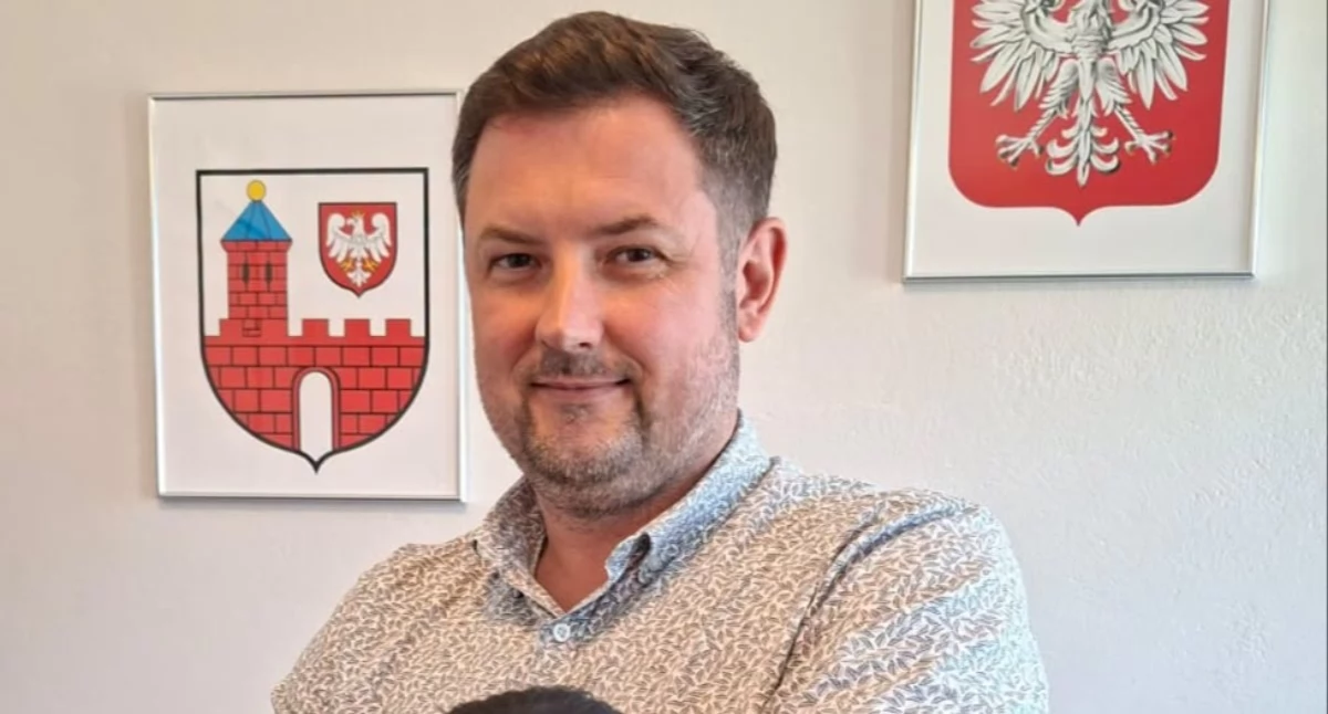 Zdjęcie pokazuje burmistrza Bolesławca wraz z nowym pupilem. / Fot.: Gmina Bolesławiec