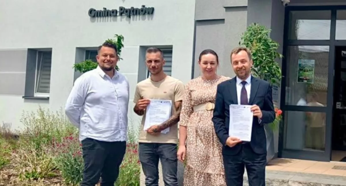 Zdjęcie pokazuje urzędników gminy Pątnów, wraz z wykonawcami inwestycji. / Fot.: Tecton