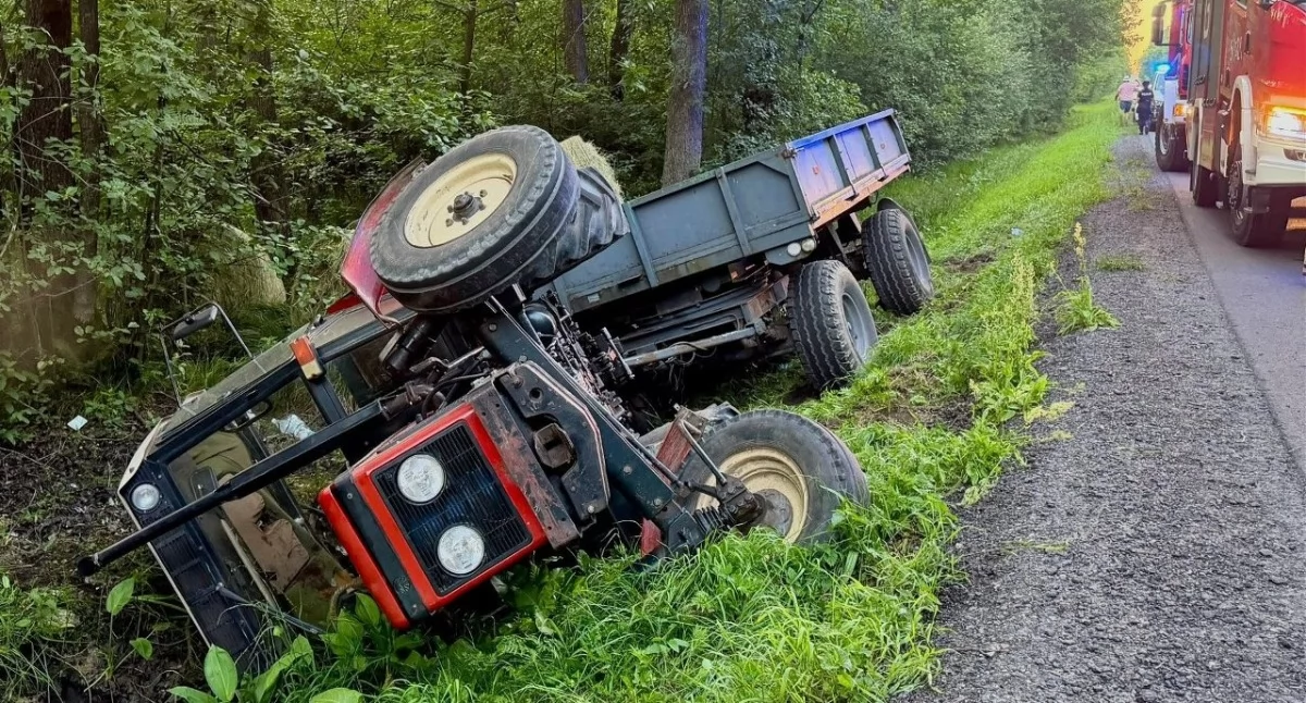 Ciągnik rolniczy w rowie / fot.: KPP Radomsko