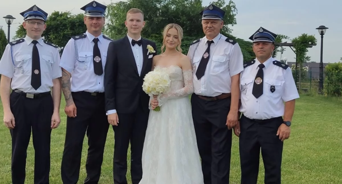 Na zdjęciu młoda para - Dawid Gabas oraz jego wybranka Paulina, a także strażacy z OSP Grębień / Fot. Facebook / OSP Grębień