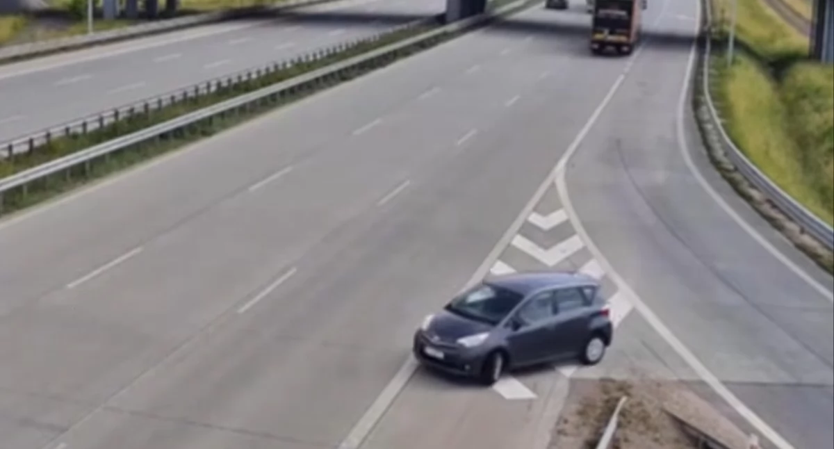 Na zdjęciu Toyota, za kierownicą którego siedziała 51-latka. Postanowiła zawrócić i pojechać pod prąd na autostradzie / Fot. KPP Radomsko 