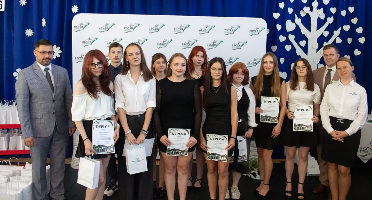 Na zdjęciu laureaci konkursów, współorganizowanych przez Rejonowy Bank Spółdzielczy w Lututowie / Fot. Facebook / Rejonowy Bank Spółdzielczy w Lututowie