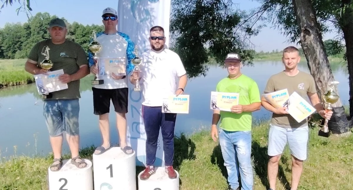 Na zdjęciu podium ostatnich zawodów / Fot. Facebook / Stowarzyszenie Wędkarskie 
